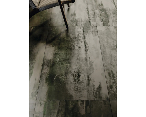 Detailaufnahme von Bodenfliesen und einem Stuhl