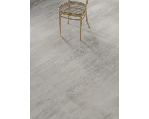 Verlegung von Bodenfliesen mit Stuhl