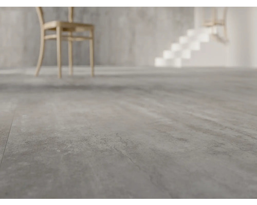 Fliesenboden mit Stuhl und Treppe im Hintergrund