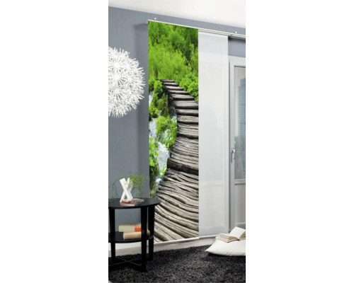 Dekorativer Schiebevorhang mit einem Weg durch die Natur im Wohnzimmer.