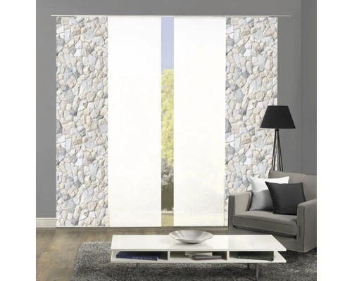 Schiebegardinen mit Steinmuster in einem modern eingerichteten Wohnzimmer