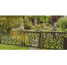 Garten mit Zaun im modernen Design, Familie bei der Gartenarbeit