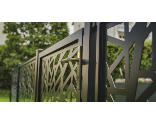 Dekorativer Gartenzaun mit Tür und Griff im Außenbereich.