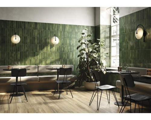 Restaurant mit Wandfliesen in Grün und Holzboden