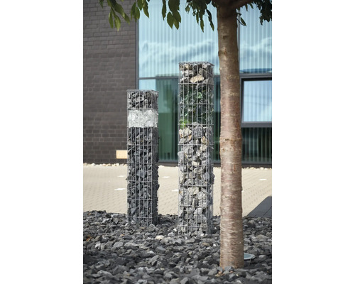 Zwei Gabionensäulen mit Steinfüllung und dekorativem Splitt im Garten.