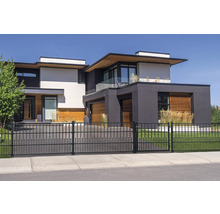 Modernes Haus mit schwarzem Metallzaun zur Straßenseite