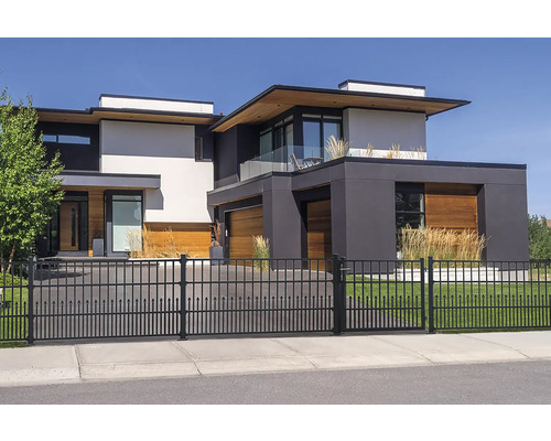 Modernes Haus mit schwarzem Metallzaun zur Straßenseite