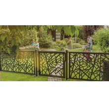 Gartenzaun mit modernem Design und Familie im Hintergrund bei der Gartenarbeit