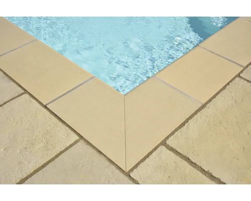 Detailansicht eines Schwimmbeckens mit Beckenrandsteinen und Wasser