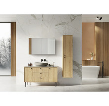 Badezimmer mit Waschtischunterschrank, Waschbecken, Spiegelschrank und Hochschrank