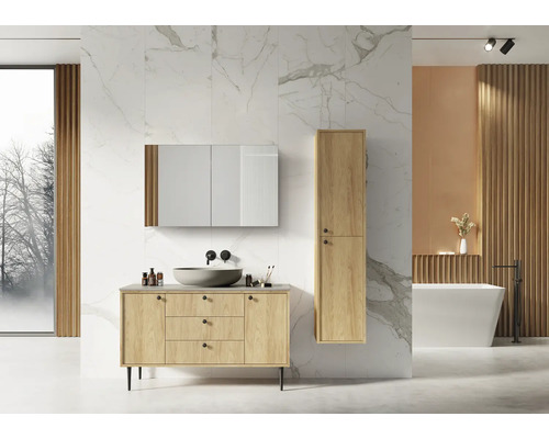 Badezimmer mit Waschtischunterschrank, Waschbecken, Spiegelschrank und Hochschrank
