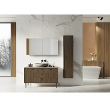 Modernes Badezimmer mit Waschtisch, Spiegelschrank und Hochschrank in Holzoptik vor Marmorwand.