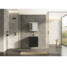 Modernes Badezimmer mit Dusche, Waschtisch und Spiegel