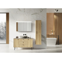 Badezimmer mit Waschtischunterschrank, Aufsatzwaschbecken, Spiegelschrank, Hochschrank und Badewanne in hellem Design
