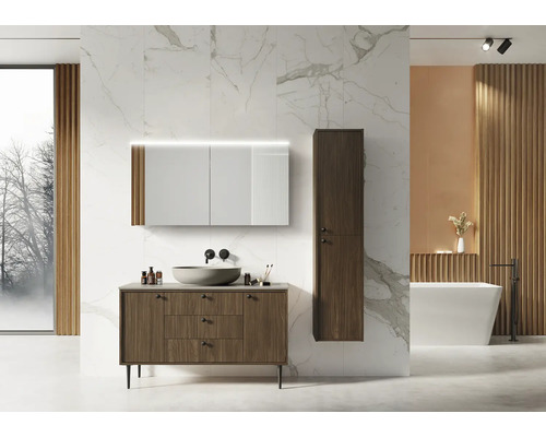 Badezimmer mit Waschtischunterschrank, Spiegelschrank mit Beleuchtung und Hochschrank