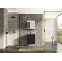 Modernes Badezimmer mit Dusche, Waschbeckenunterschrank, Spiegelschrank und großem Fenster für ein helles, organisiertes Ambiente.