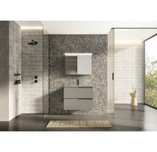 Modernes Badezimmer mit Waschtisch, Spiegelschrank, Dusche und großem Fenster