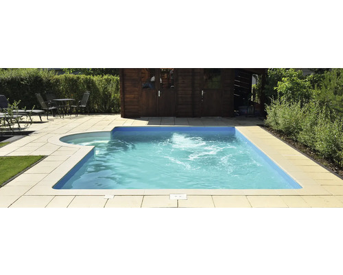 Schwimmbecken im Garten mit Steinplatten und Holzhütte