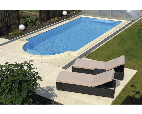 Swimmingpool mit Überdachung und zwei Sonnenliegen im Garten