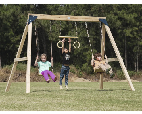 Holzschaukel mit drei Kindern im Garten