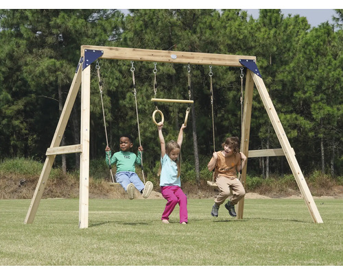 Spielplatz mit Schaukel und Turnringen für Kinder im Garten.