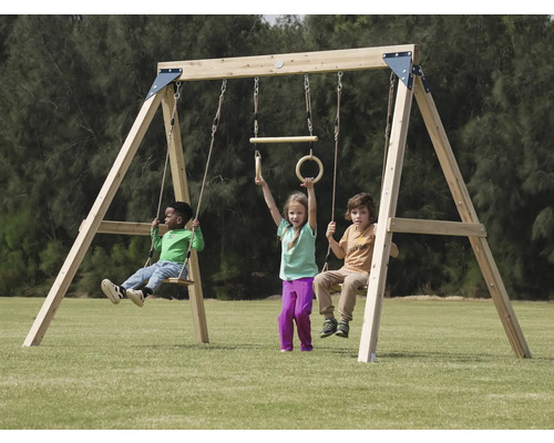 Kinderschaukel aus Holz mit Kindern beim Spielen im Garten.