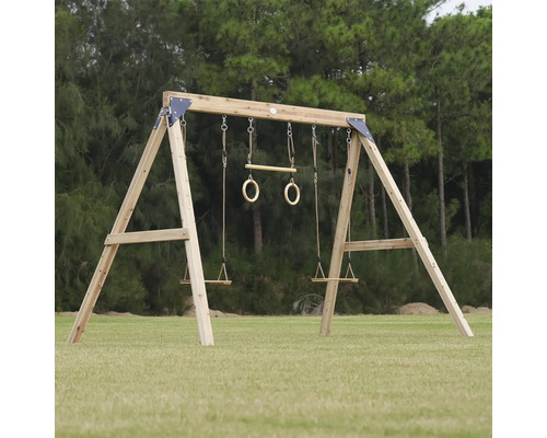 Holzschaukelgerüst mit zwei Schaukeln, Turnringen und Reckstange auf einer Wiese