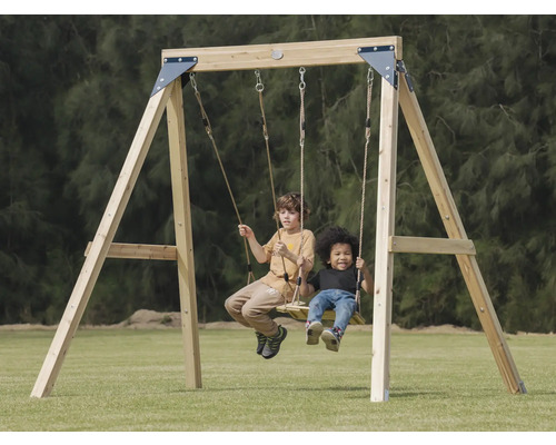 Kinderschaukel aus Holz mit zwei Kindern im Garten