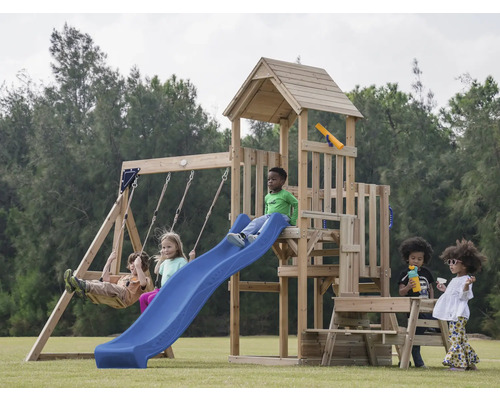 Spielplatz mit Schaukel, Rutsche und Kletterturm für Kinder