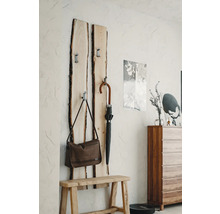 Garderobe aus Holz mit Tasche und Regenschirm an der Wand montiert über einer Holzbank.