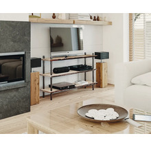 Wohnzimmer mit Fernseher, Holzregal, Lautsprechern und Kamin