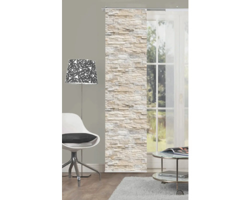 Wohnzimmer mit Schiebevorhang in Steinoptik, Lampe, Stuhl und Tisch