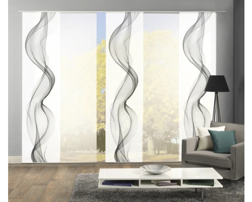 Schiebegardinen mit abstraktem Muster in einem Wohnzimmer