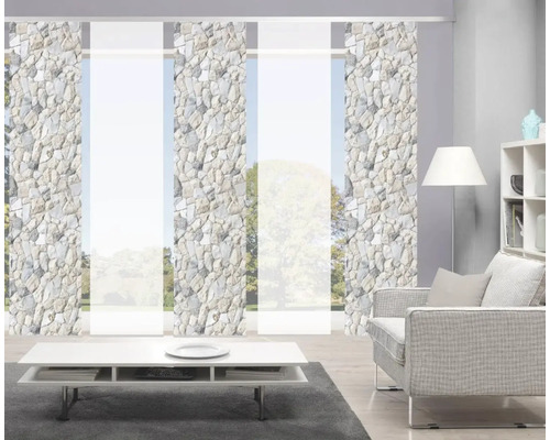 Wohnzimmer mit Schiebegardinen mit Steinmuster vor dem Fenster