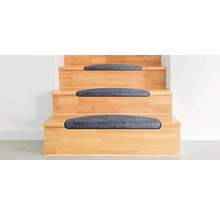 Holztreppe mit grauen Teppichstufenmatten