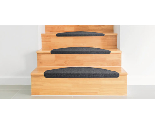 Holztreppe mit grauen Stufenmatten zur Trittschalldämmung und Erhöhung der Sicherheit