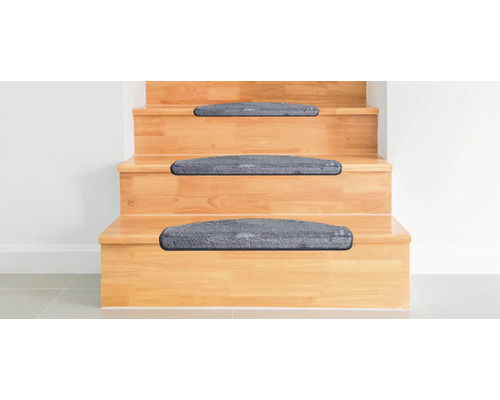 Holztreppe mit grauen Stufenmatten für mehr Sicherheit und Komfort