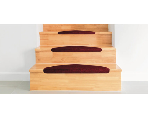 Holztreppe mit Stufenmatten