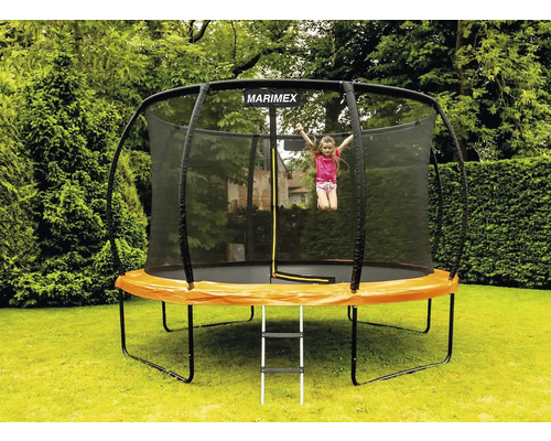 Kind springt auf einem Gartentrampolin mit Sicherheitsnetz und Leiter im Garten. Marimex Logo.
