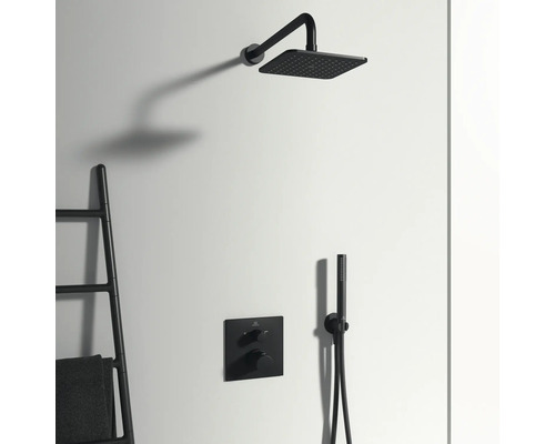 Badezimmer mit schwarzer Kopfbrause, Handbrause und Armatur