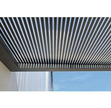 Detailansicht einer Aluminium Terrassenüberdachung mit Lamellen