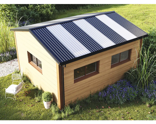 Polycarbonat Lichtplatte H12 UV1 2000 mm x 905 mm x 0,9 mm (passend für Trapezblechplatten H12) Gartenhaus mit Fenster und teilweise durchsichtigem Dach im Garten