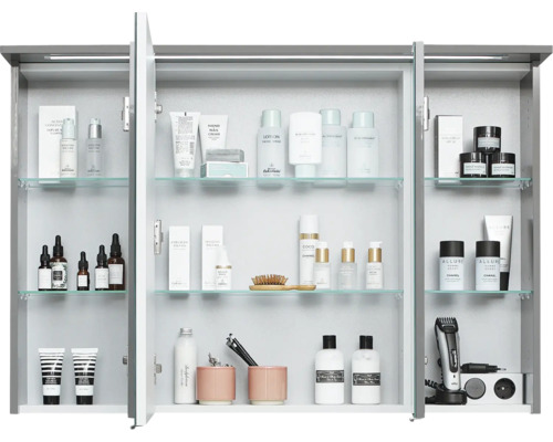 Offener Spiegelschrank mit Kosmetikprodukten auf Glasablagen