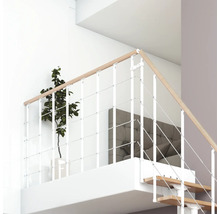 Treppe mit weißem Geländer und Holzhandlauf in einem hellen Interieur.