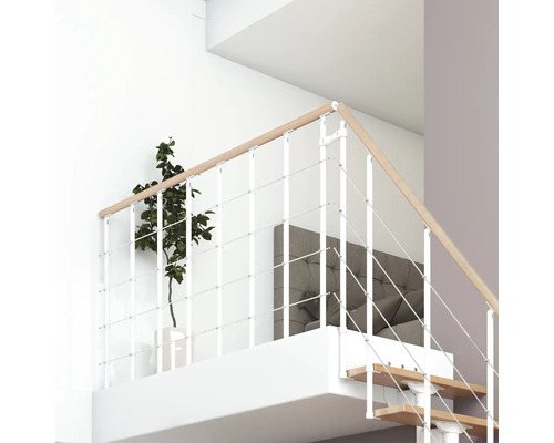 Treppe mit weißem Geländer und Holzhandlauf in einem hellen Interieur.