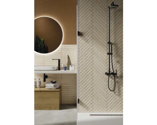 Modernes Badezimmer mit Dusche, Waschbecken, Spiegel und Holzunterschrank