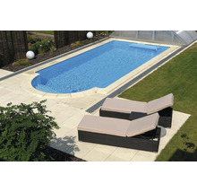 Schwimmbecken mit Poolabdeckung und zwei Sonnenliegen auf der Terrasse.