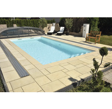 Schwimmbad mit Abdeckung, Liegestühlen und Sitzbank im Garten