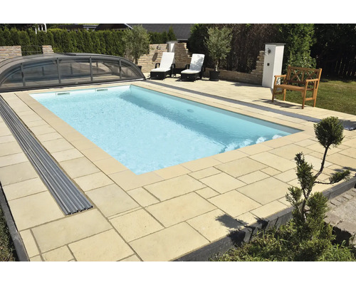 Schwimmbad mit Abdeckung, Liegestühlen und Sitzbank im Garten