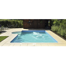 Schwimmbecken im Garten mit Terrasse und Gartenhaus